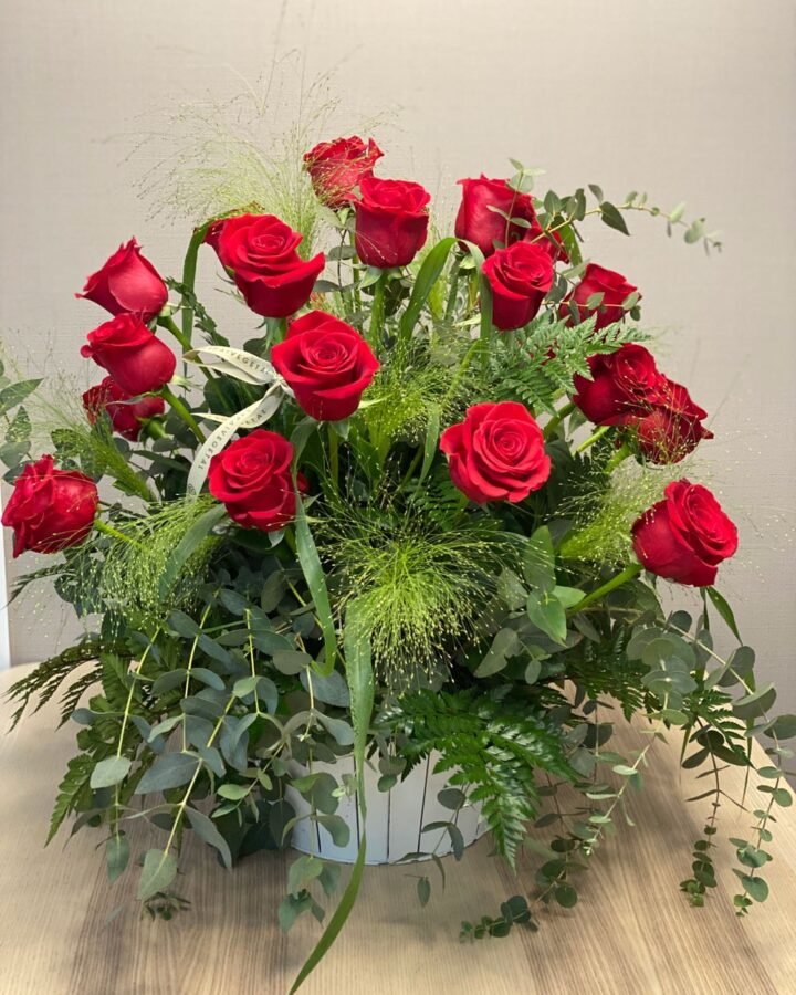 Centro de 18 ROSAS ROJAS con base blanca