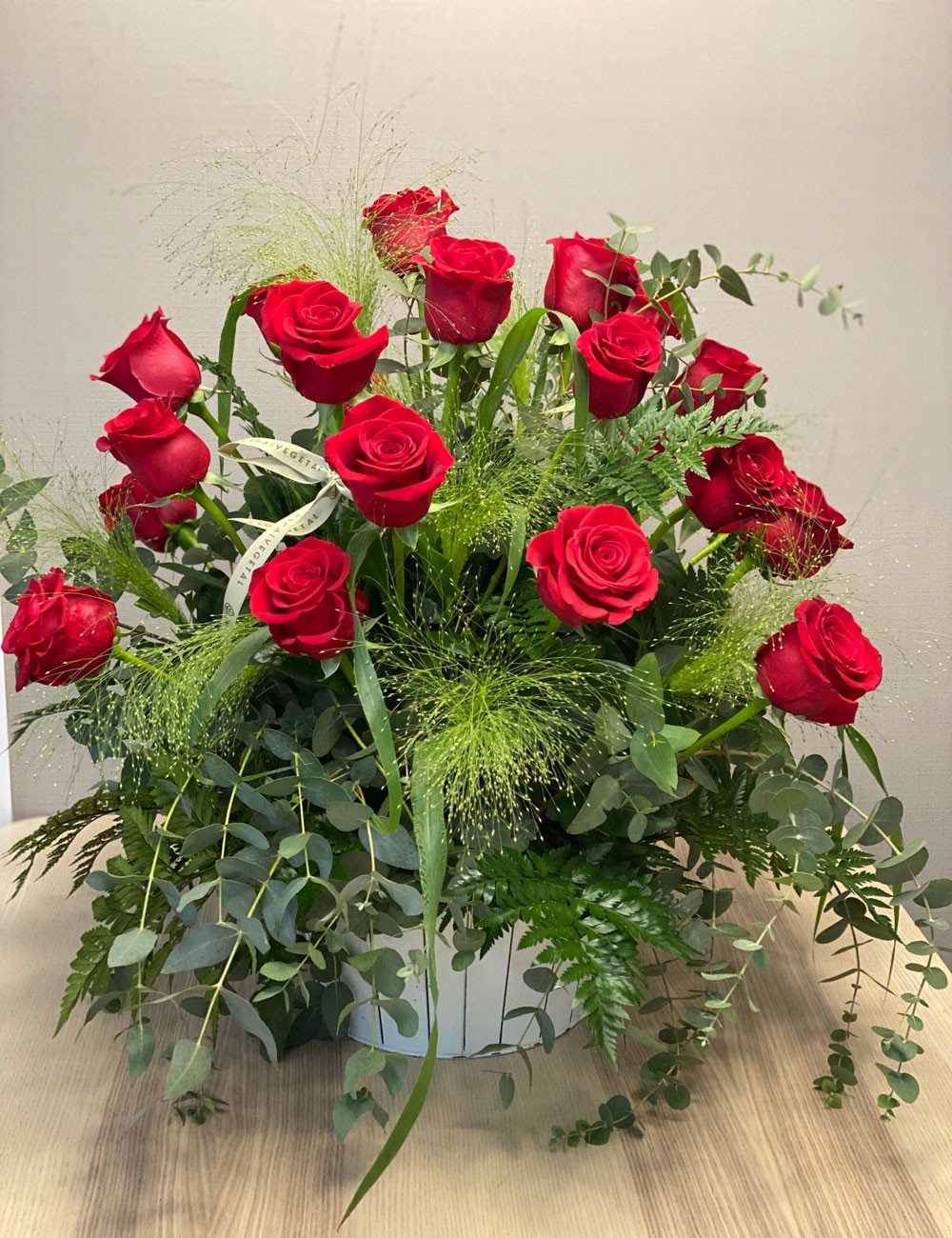 Centro de 18 ROSAS ROJAS con base blanca