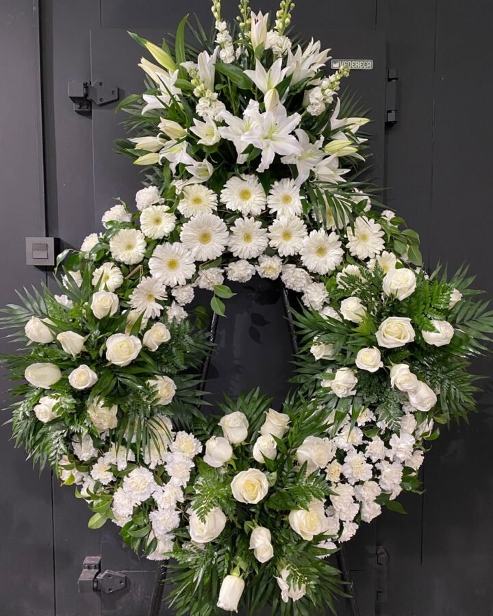 Corona funeraria en blanco