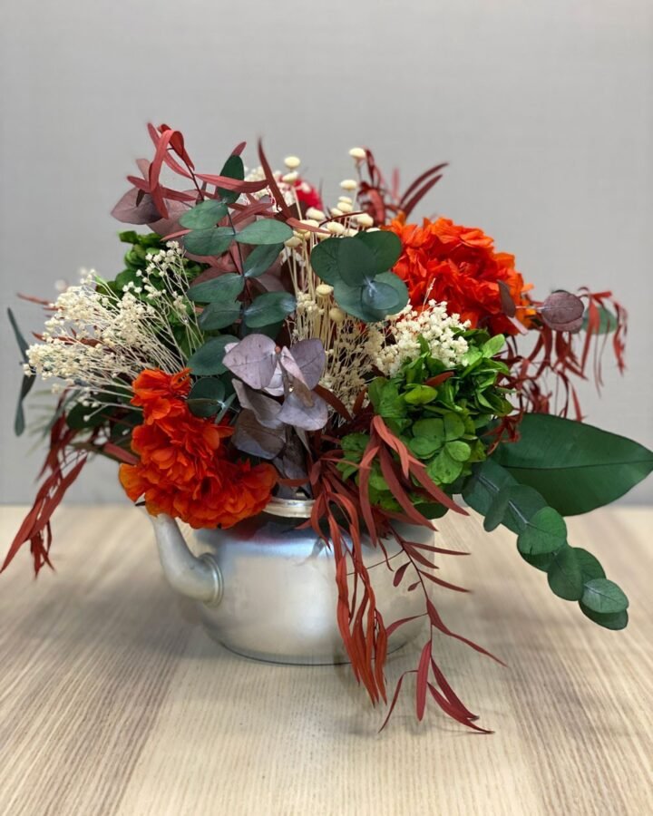 Tetera metálica con flor preservada